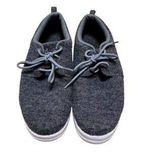 Under Armour tennis shoes size 8 dark gray felt lace up shoes